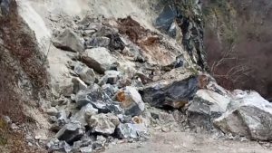 Δράμα: Διακοπή κυκλοφορίας σε περιφερειακό δρόμο μετά από πτώση βράχων (βίντεο)