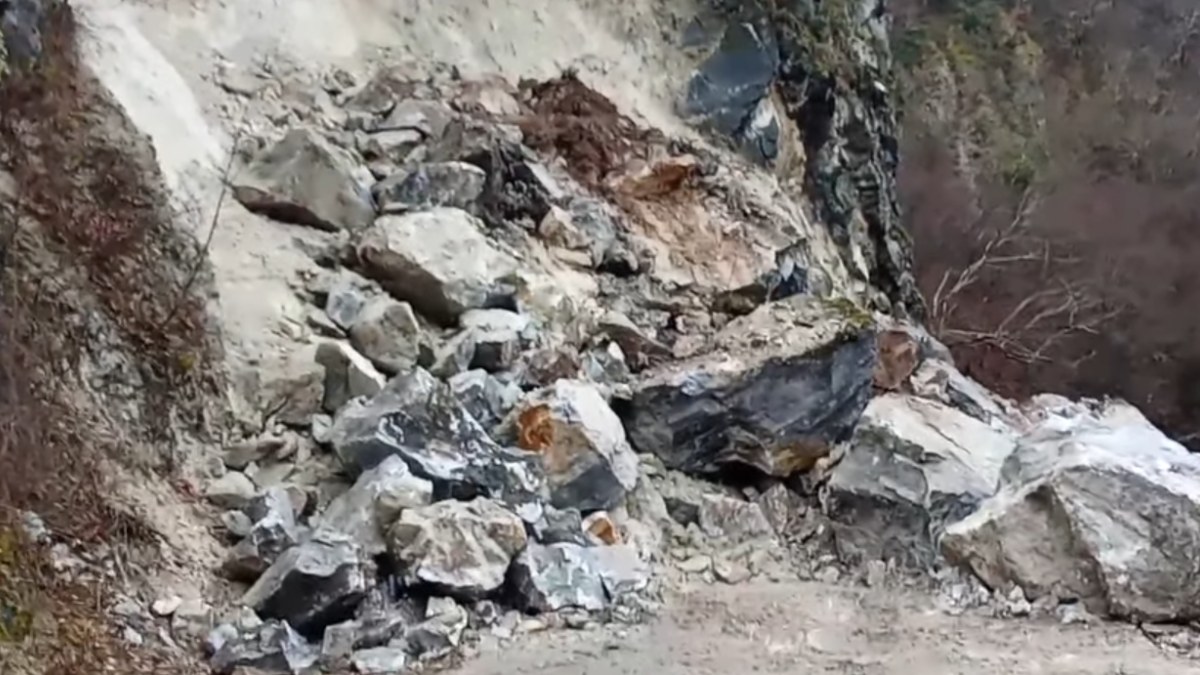 Δράμα: Διακοπή κυκλοφορίας σε περιφερειακό δρόμο μετά από πτώση βράχων (βίντεο)