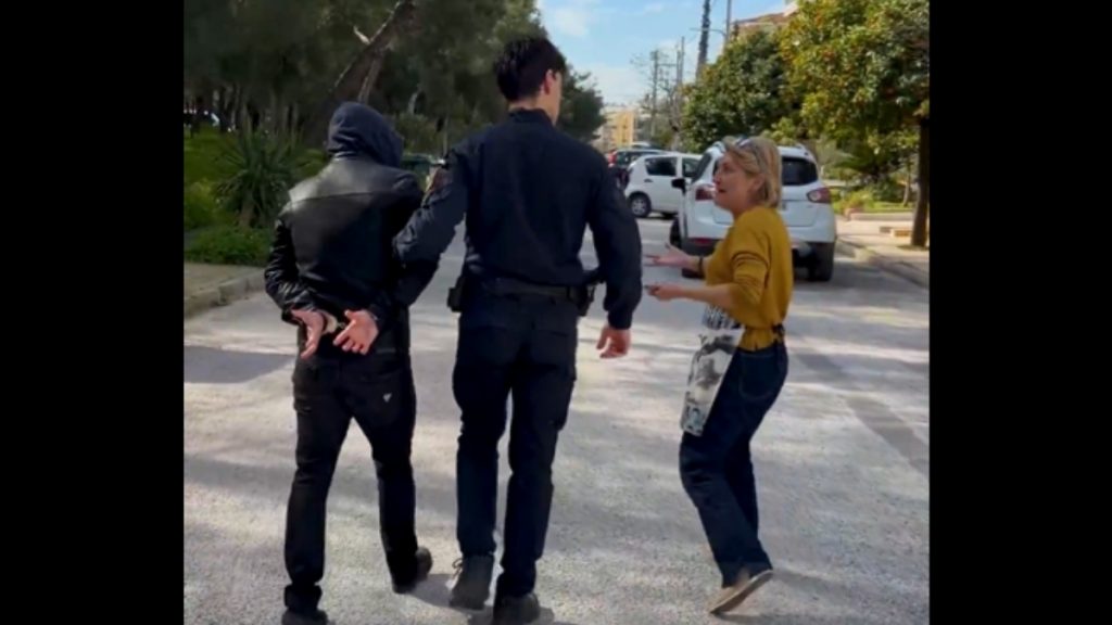 “Τσίκνισε σωστά. Όχι παραβατικά” – Το χιουμοριστικό βίντεο της ΕΛΑΣ κατά των ναρκωτικών