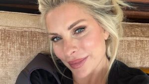 Ελένη Μενεγάκη: Ατύχημα για την παρουσιάστρια – Η ανάρτηση με νάρθηκα στο δεξί της χέρι (pics)