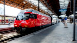 Ελβετία: Εκτροχιάστηκε τρένο που χτυπήθηκε από χιονοστιβάδα – Πληροφορίες για τραυματίες