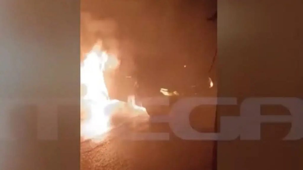 Βίντεο ντοκουμέντο δείχνει τη δασκάλα γιόγκα να βάζει φωτιά σε αυτοκίνητα για εκδίκηση