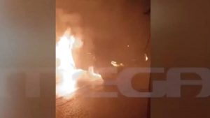 Βίντεο ντοκουμέντο δείχνει τη δασκάλα γιόγκα να βάζει φωτιά σε αυτοκίνητα για εκδίκηση