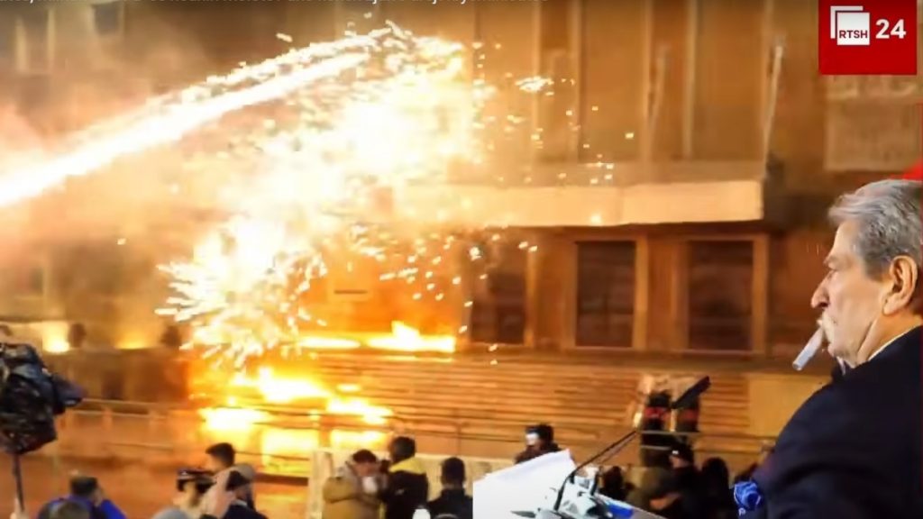 Αλβανία: Έντονες συγκρούσεις στα Τίρανα – Χιλιάδες διαδηλωτές ζητούν παραίτηση της αντιπροέδρου (Βίντεο)