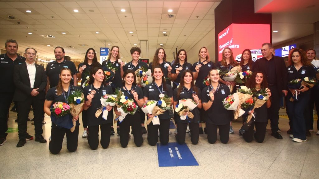 Εθνική Πόλο Γυναικών: Επέστρεψαν στην Ελλάδα οι χάλκινες πρωταθλήτριες (Εικόνες & Βίντεο)