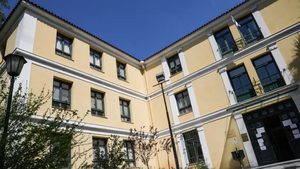 Απέδρασε Αιγύπτιος κρατούμενος από τα δικαστήρια της Ευελπίδων – Βίντεο με τους αστυνομικούς να τρέχουν