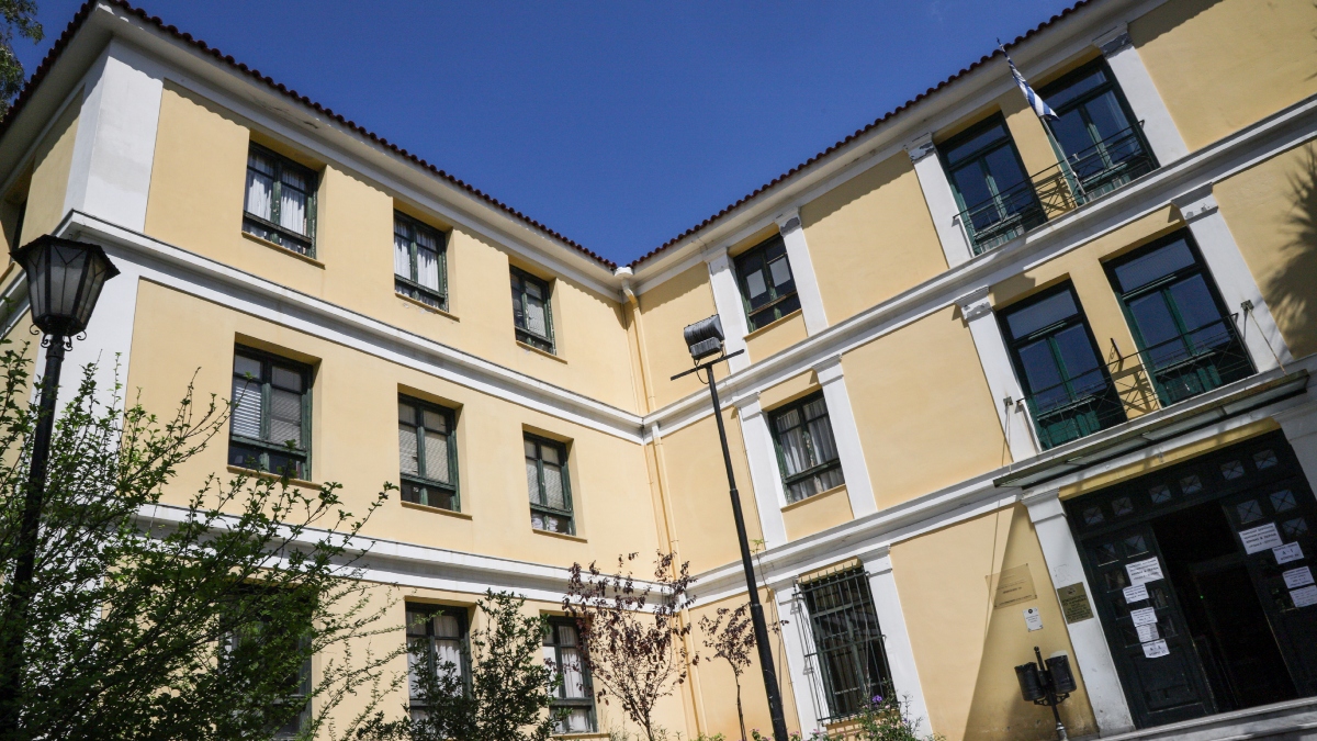 Απέδρασε Αιγύπτιος κρατούμενος από τα δικαστήρια της Ευελπίδων – Βίντεο με τους αστυνομικούς να τρέχουν