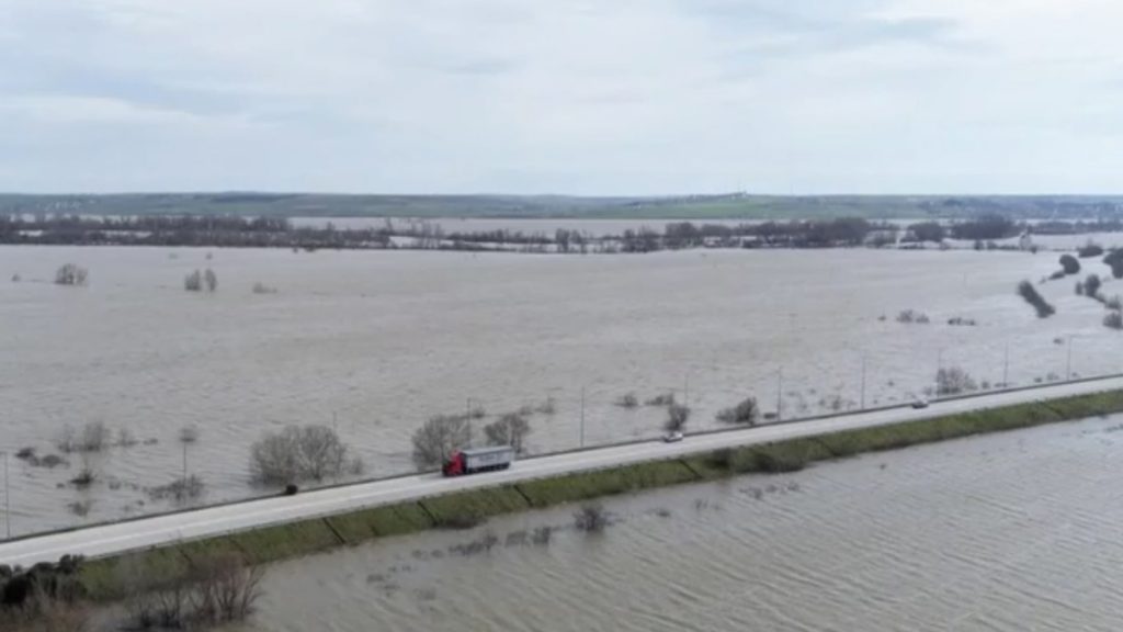 Έβρος: Πλημμύρες «βυθίζουν» τα Λάβαρα – Νερό έως 6 μέτρα