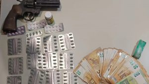 Εξάρχεια: Χειροπέδες σε 48χρονο – Διακινούσε ναρκωτικά χάπια, βρέθηκε αεροβόλο όπλο