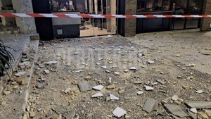 Παλαιό Φάληρο: Παρολίγον τραγωδία από ζαρντινιέρα που έφυγε από μπαλκόνι στο κενό (φωτογραφίες)