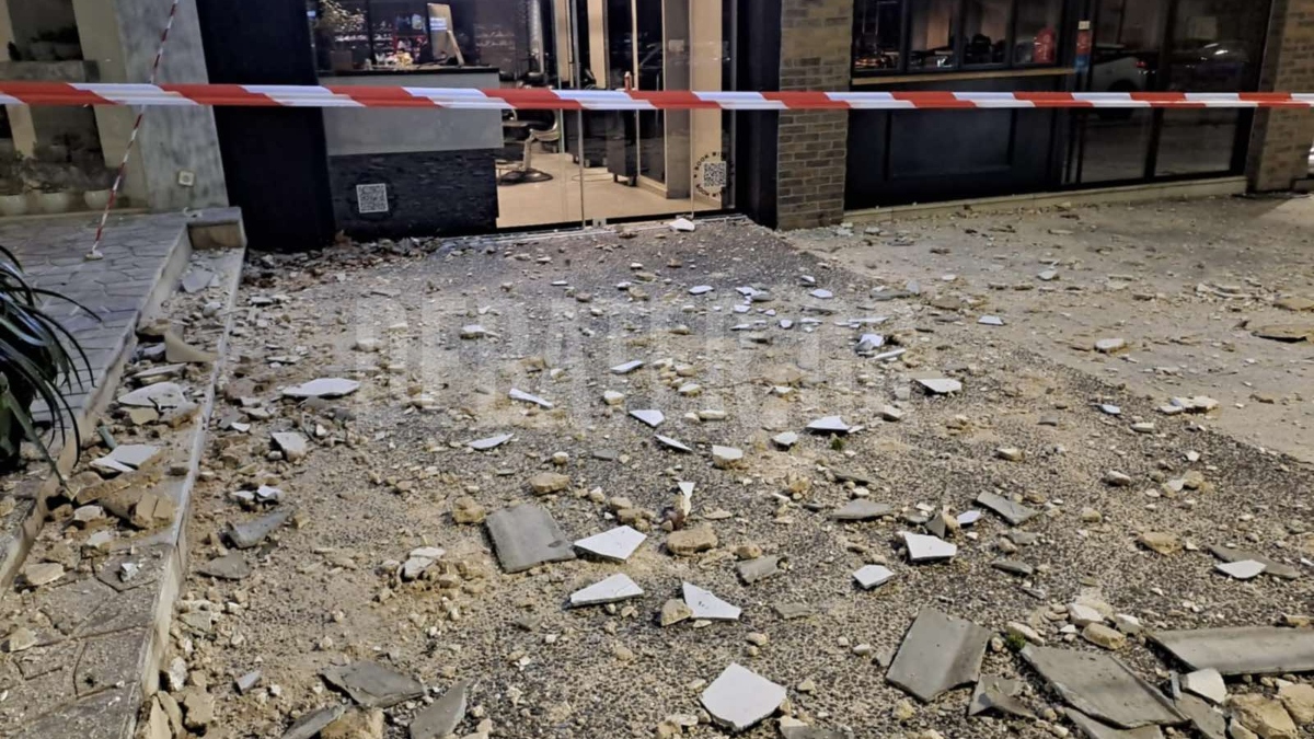 Παλαιό Φάληρο: Παρολίγον τραγωδία από ζαρντινιέρα που έφυγε από μπαλκόνι στο κενό (φωτογραφίες)