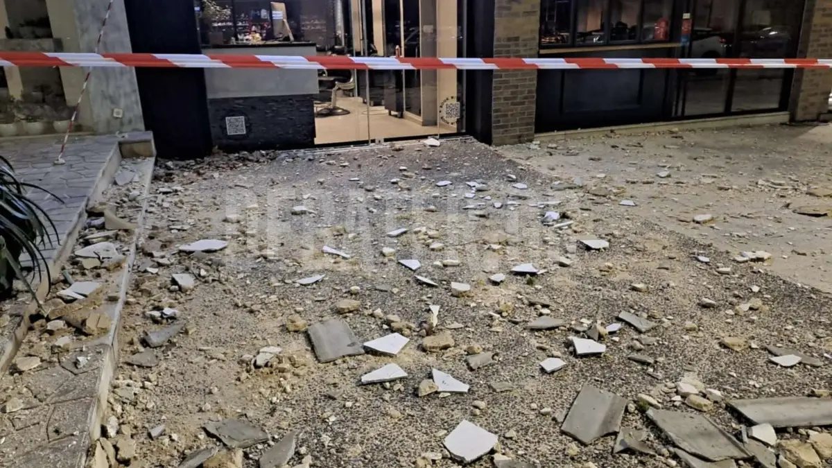 Παλαιό Φάληρο: Παρολίγον τραγωδία από ζαρντινιέρα που έφυγε από μπαλκόνι στο κενό (φωτογραφίες)