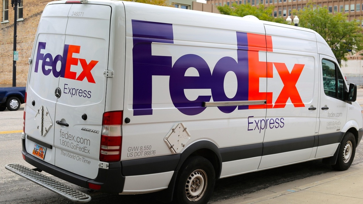 Η FedEx ζητά πλήρη επιστροφή δασμών από την κυβέρνηση Ντόναλντ Τραμπ