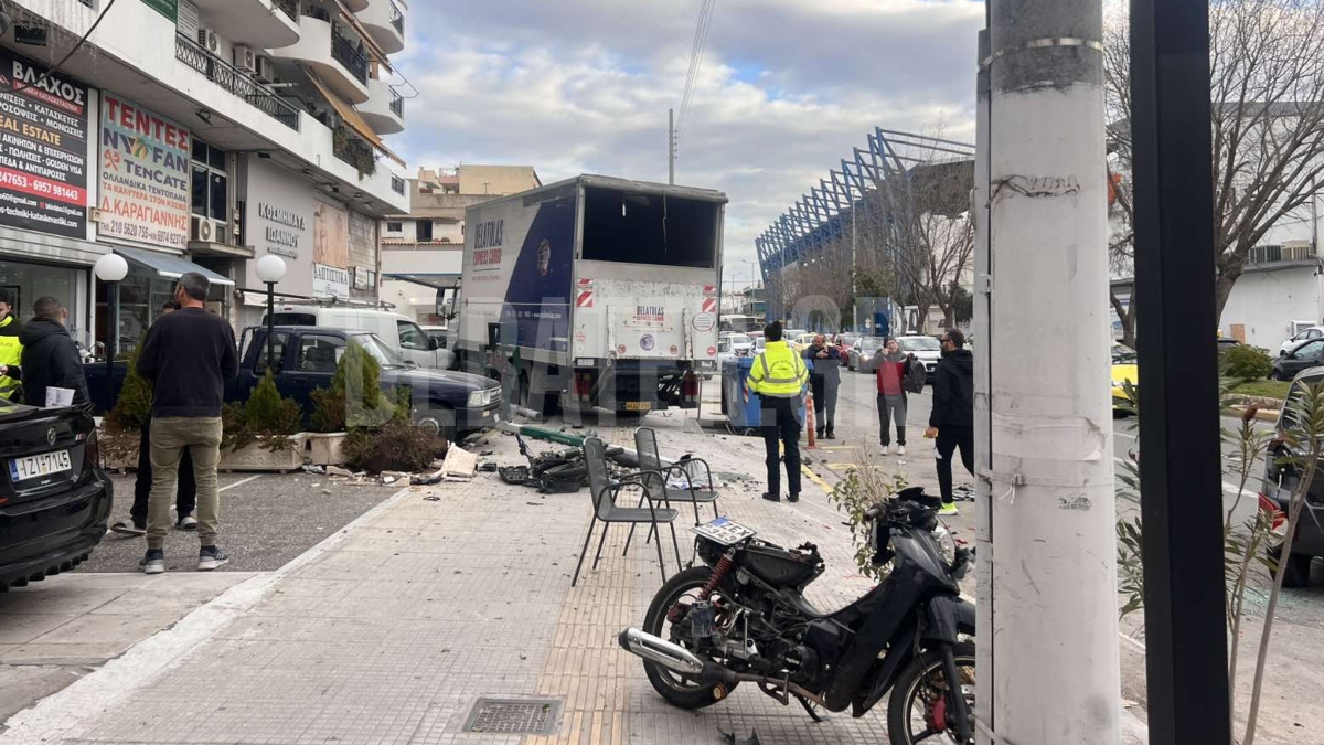 Θηβών: Φορτηγό έπεσε πάνω σε σταθμευμένα αυτοκίνητα, 3 τραυματίες – “Τυχεροί ήμασταν” (φωτογραφίες)