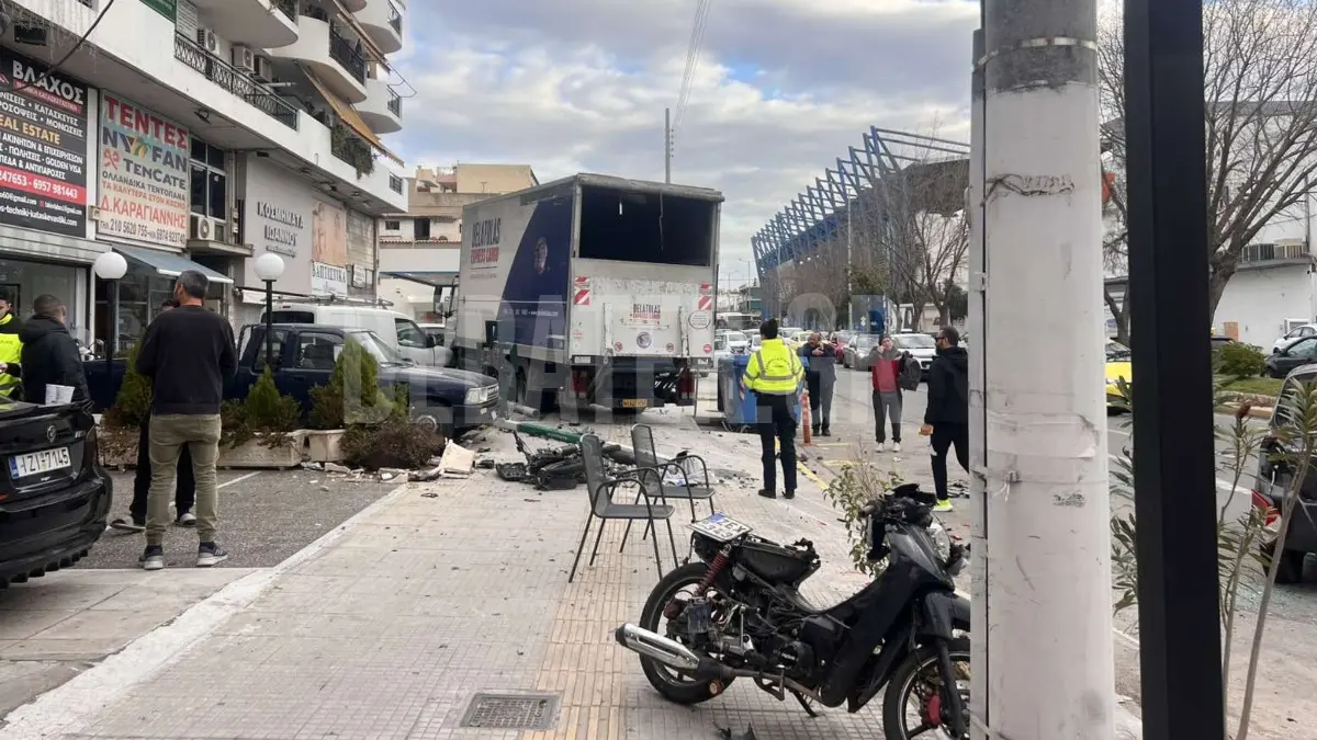 Θηβών: Φορτηγό έπεσε πάνω σε σταθμευμένα αυτοκίνητα, 3 τραυματίες – “Τυχεροί ήμασταν” (φωτογραφίες)