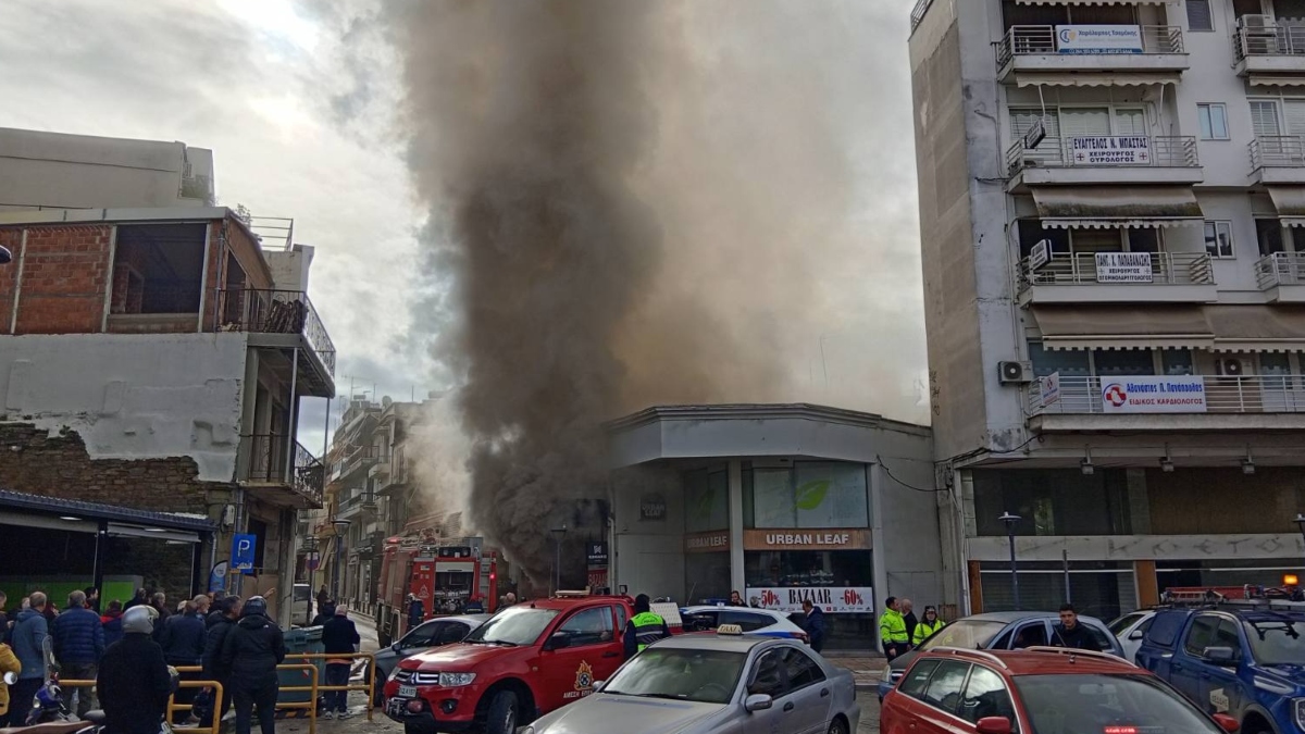 Αγρίνιο: Φωτιά σε αποθήκη παπουτσιών – Σύννεφο καπνού κάλυψε το κέντρο της πόλης (Εικόνες & Βίντεο)