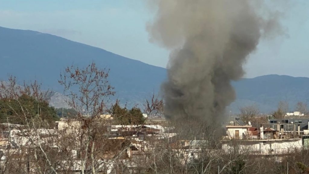 Λάρισα: Συναγερμός για φωτιά σε διαμέρισμα – Αναφορές για εγκλωβισμένο άτομο