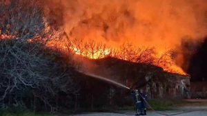 Θεσσαλονίκη: Υπό μερικό έλεγχο η πυρκαγιά στο πρώην στρατόπεδο Κόδρα