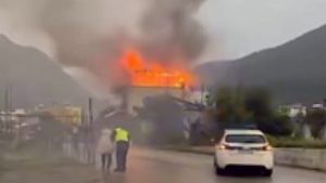 Πάτρα: Η στιγμή που γυναίκα βλέπει το σπίτι της να καίγεται – «Αφήστε με να περάσω» φώναζε (βίντεο)