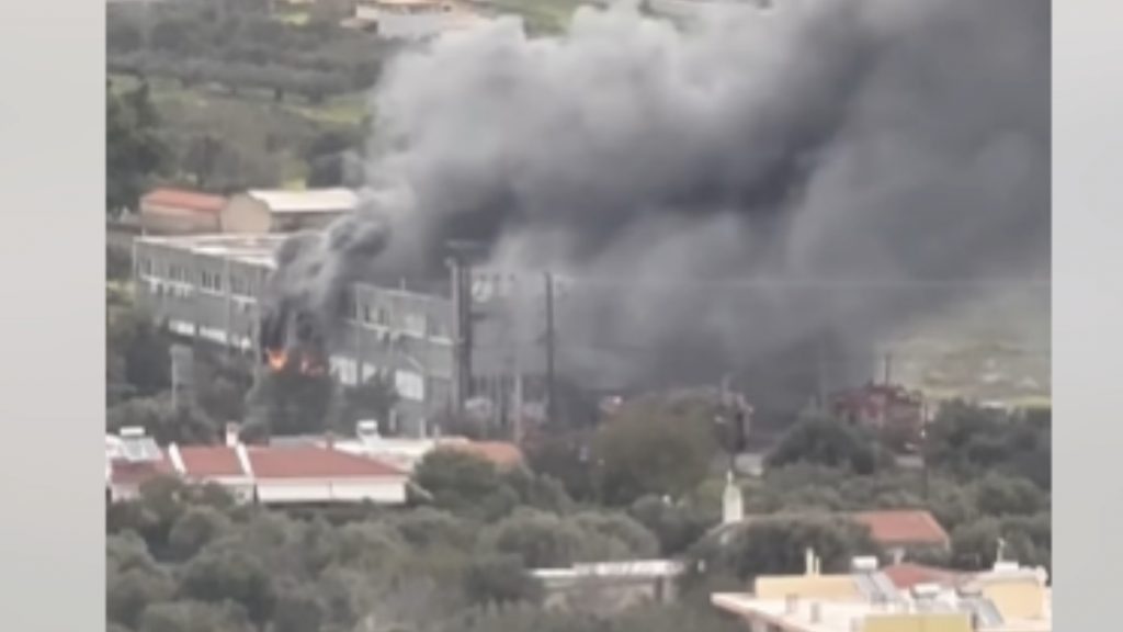 Φωτιά σε αποθηκευτικό χώρο καταστήματος στα Σπάτα – Δείτε βίντεο