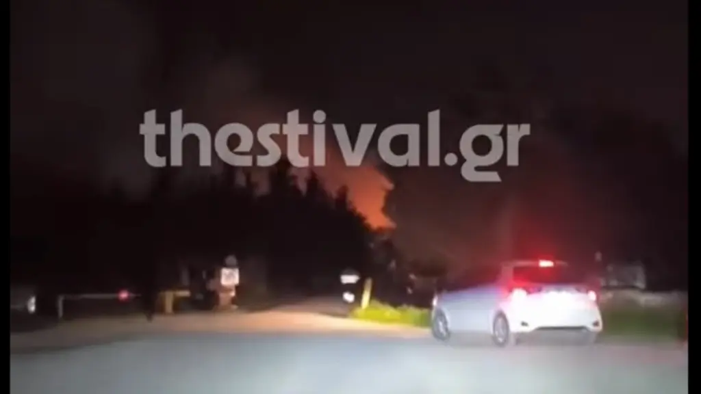 Θεσσαλονίκη: Μεγάλη φωτιά σε εγκαταλειμμένο  κτίριο (βίντεο)