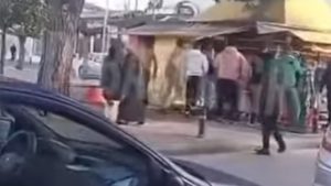 Η στιγμή που ομάδα ατόμων Ρομά επιτίθεται στον περιπτερά στην Γαστούνη – Βίντεο του DEBATER