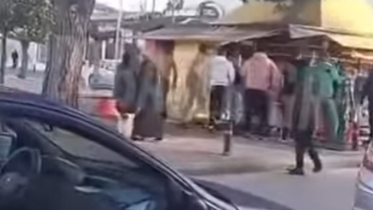 Η στιγμή που ομάδα ατόμων Ρομά επιτίθεται στον περιπτερά στην Γαστούνη – Βίντεο του DEBATER