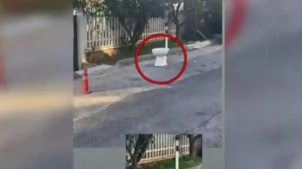 Απίστευτο περιστατικό στον Γέρακα: Λεκάνη τουαλέτας «φύλαγε» θέση στάθμευσης