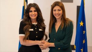 Η Σοφία Ζαχαράκη υποδέχθηκε την Κίμπερλι Γκιλφόιλ στο Υπουργείο Παιδείας – «Χτίζουμε γέφυρες γνώσεις»