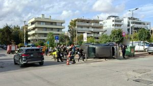 Γλυφάδα: Αυτοκίνητο τούμπαρε μετά από σύγκρουση με άλλο Ι.Χ. (Εικόνες)