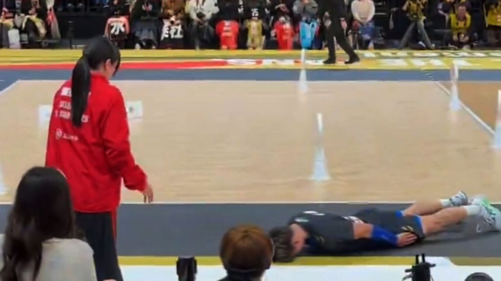 Ιάπωνας βολεϊμπολίστας έγινε viral με τη συγγνώμη του σε επόπτη – Την χτύπησε κατά λάθος με το σερβίς (Βίντεο)