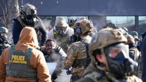 Ντόναλντ Τραμπ: Μειώνει κατά 700 άτομα τον αριθμό των πρακτόρων της ICE στη Μινεσότα