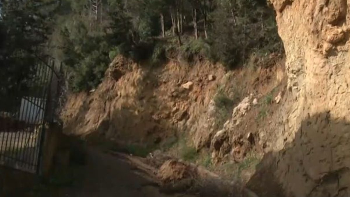 Ηλεία – κακοκαιρία: Βράχος απειλεί σπίτια στο Κατάκολο (βίντεο)