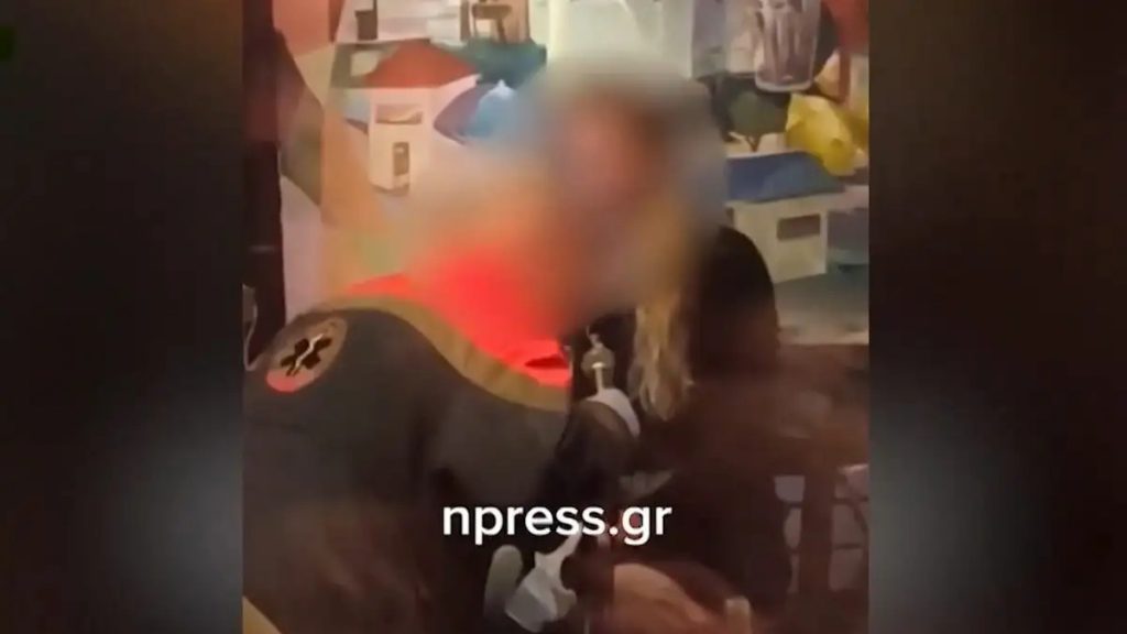 Ίλιον: Διασώστης τραγουδούσε αντί να προσφέρει πρώτες βοήθειες σε λιπόθυμη γυναίκα