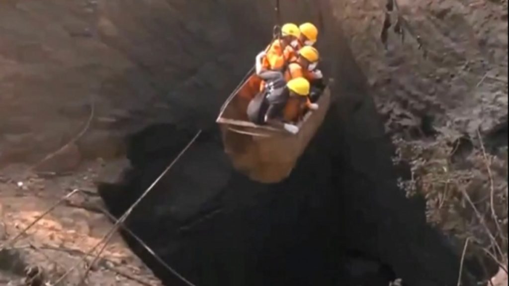 Ινδία: Στους 23 οι νεκροί από έκρηξη σε παράνομο ανθρακωρυχείο (Βίντεο)