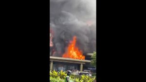 Στις φλόγες εμπορικό κέντρο στην Ινδονησία (Βίντεο)