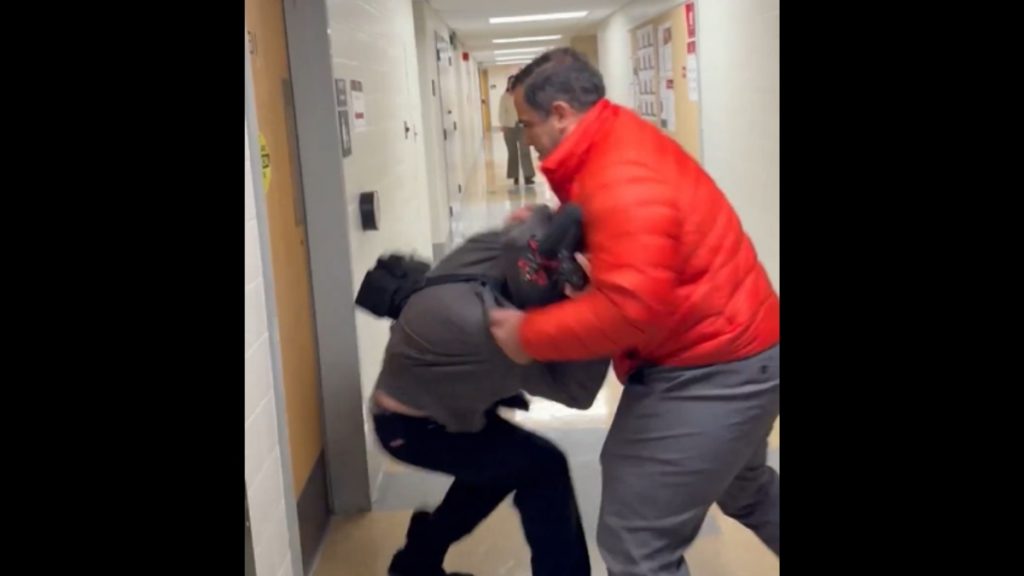 Οχάιο: Σε διαθεσιμότητα καθηγητής που επιτέθηκε σε δημοσιογράφο – Τον έβρισε και τον έριξε στο έδαφος (βίντεο)