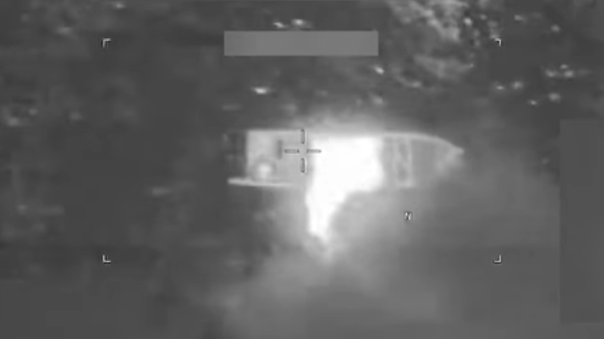 ΗΠΑ: Τρεις νεκροί σε αεροπορική επίθεση στον Ειρηνικό εναντίον ταχύπλοου που φέρεται να διακινούσε ναρκωτικά (βίντεο)