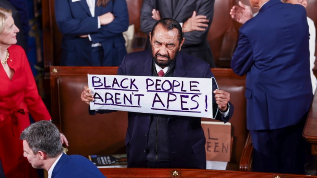 ΗΠΑ: Δημοκρατικός βουλευτής σήκωσε πλακάτ που έγραφε “οι μαύροι δεν είναι πίθηκοι” κατά τη διάρκεια της ομιλίας του Τραμπ (βίντεο)