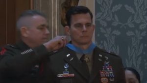 Ο Τραμπ τίμησε πιλότο που τραυματίστηκε σοβαρά στο πόδι στην επιχείρηση κατά του Μαδούρο (βίντεο)