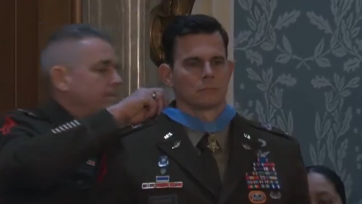 Ο Τραμπ τίμησε πιλότο που τραυματίστηκε σοβαρά στο πόδι στην επιχείρηση κατά του Μαδούρο (βίντεο)