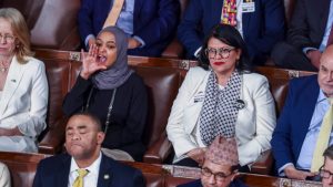 Ένταση στην ομιλία Τραμπ: Δημοκρατική βουλευτής φώναξε “σκοτώνετε Αμερικανούς” (βίντεο)