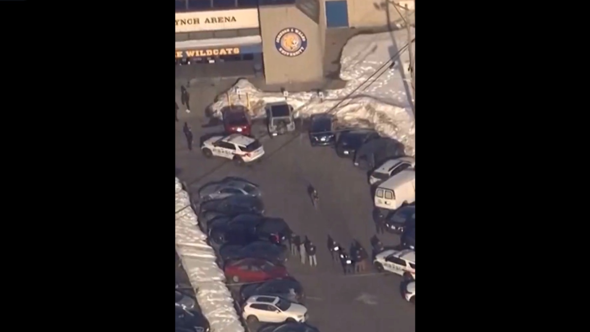 ΗΠΑ: Τρεις νεκροί σε αγώνα χόκεϊ στο Ρόουντ Άιλαντ – Άνδρας πυροβόλησε τη σύζυγο και τα παιδιά του πριν αυτοκτονήσει (βίντεο)