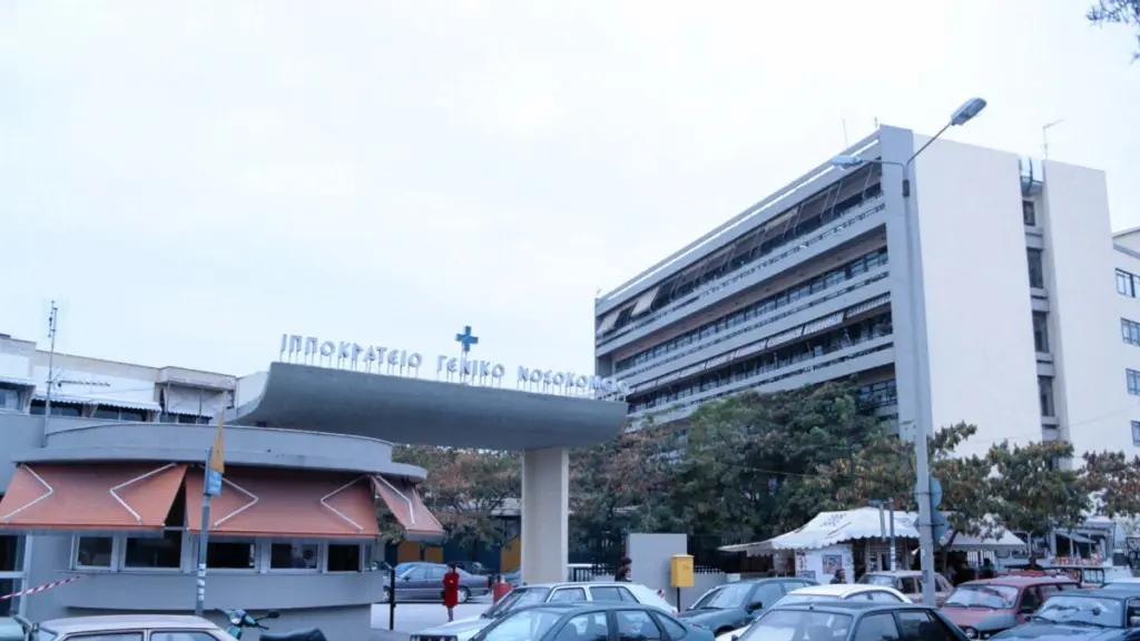 Ιπποκράτειο: Δύο αστυνομικοί φρουρούσαν τον κρατούμενο που δραπέτευσε – Περπάτησε πάνω σε μπαλκόνι πριν γίνει “καπνός”
