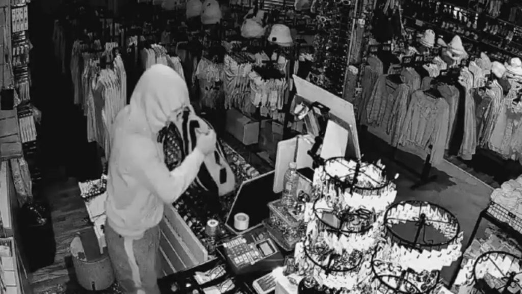 Ηράκλειο: Κλέφτης άδειασε ταμείο επιχείρησης σε λίγα δευτερόλεπτα – Καρέ καρέ η δράση του