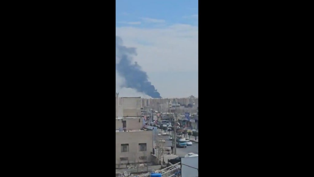 Μεγάλη έκρηξη σε αποθήκες πυρομαχικών στη Σαχριάρ του Ιράν (Βίντεο)