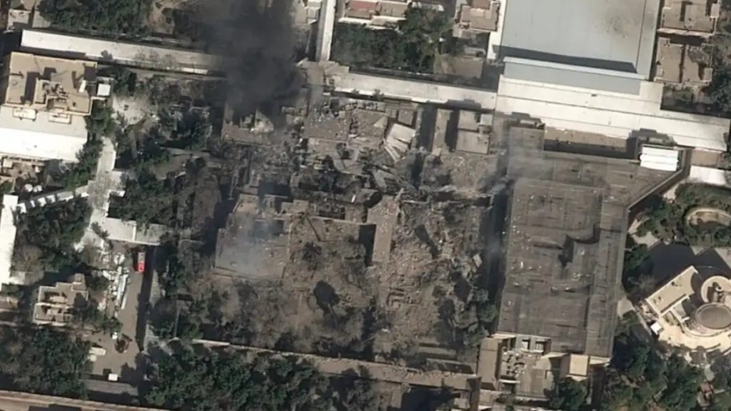 Ισραήλ: «Ισοπεδώθηκε το προεδρικό μέγαρο του Χαμενεΐ»