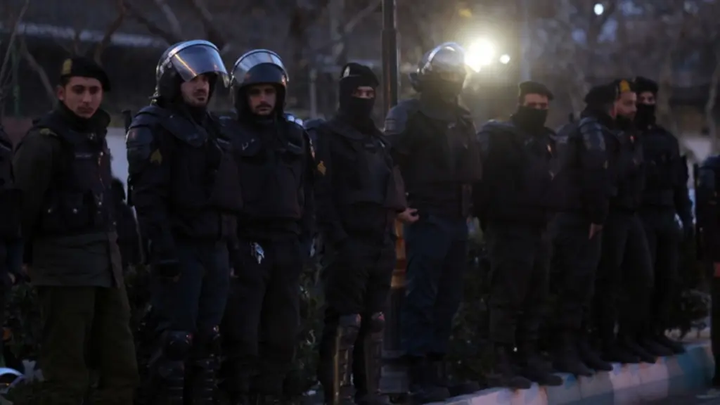Σοκαριστικές αποκαλύψεις για τις φυλακές στο Ιράν: Αστυνομικοί βιάζουν γυναίκες και τους αφαιρούν τη μήτρα για να καλύψουν το έγκλημα