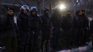 Σοκαριστικές αποκαλύψεις για τις φυλακές στο Ιράν: Αστυνομικοί βιάζουν γυναίκες και τους αφαιρούν τη μήτρα για να καλύψουν το έγκλημα