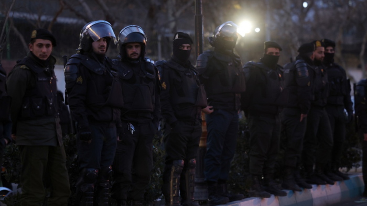 Σοκαριστικές αποκαλύψεις για τις φυλακές στο Ιράν: Αστυνομικοί βιάζουν γυναίκες και τους αφαιρούν τη μήτρα για να καλύψουν το έγκλημα